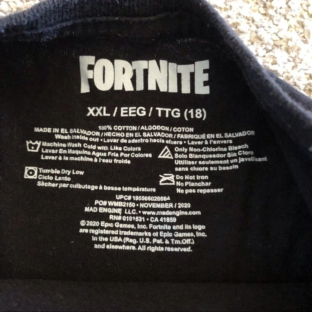 Fortnite hamburger cityscape black short sleeve graphic tee in size XXL